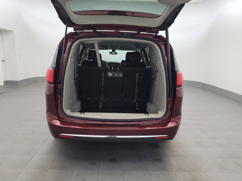 Used 2017 Chrysler Pacifica Touring-L w/ 13 Speaker Alpine Sound Group FWD image 29