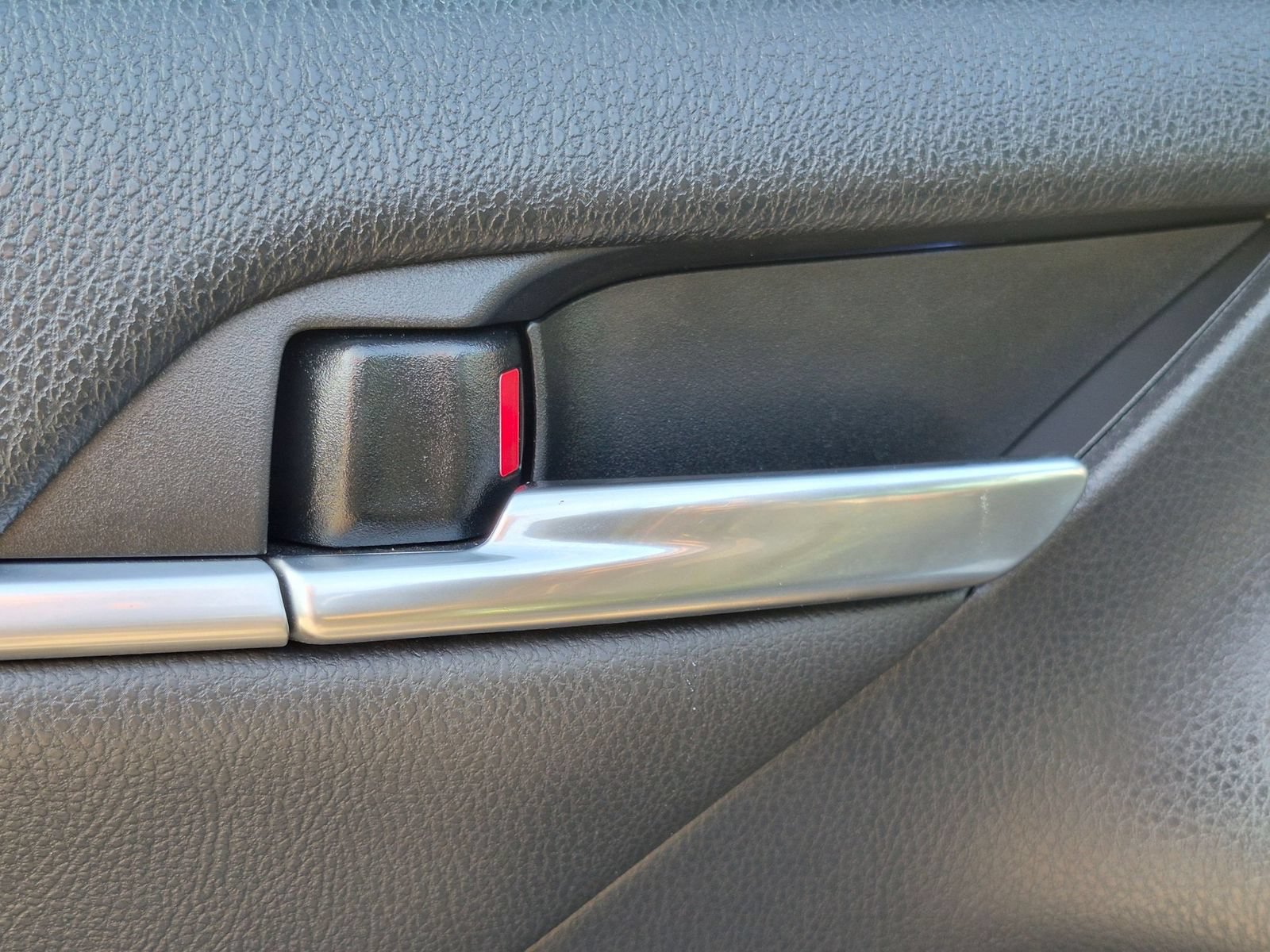 Used 2022 Toyota Camry XSE FWD image 13