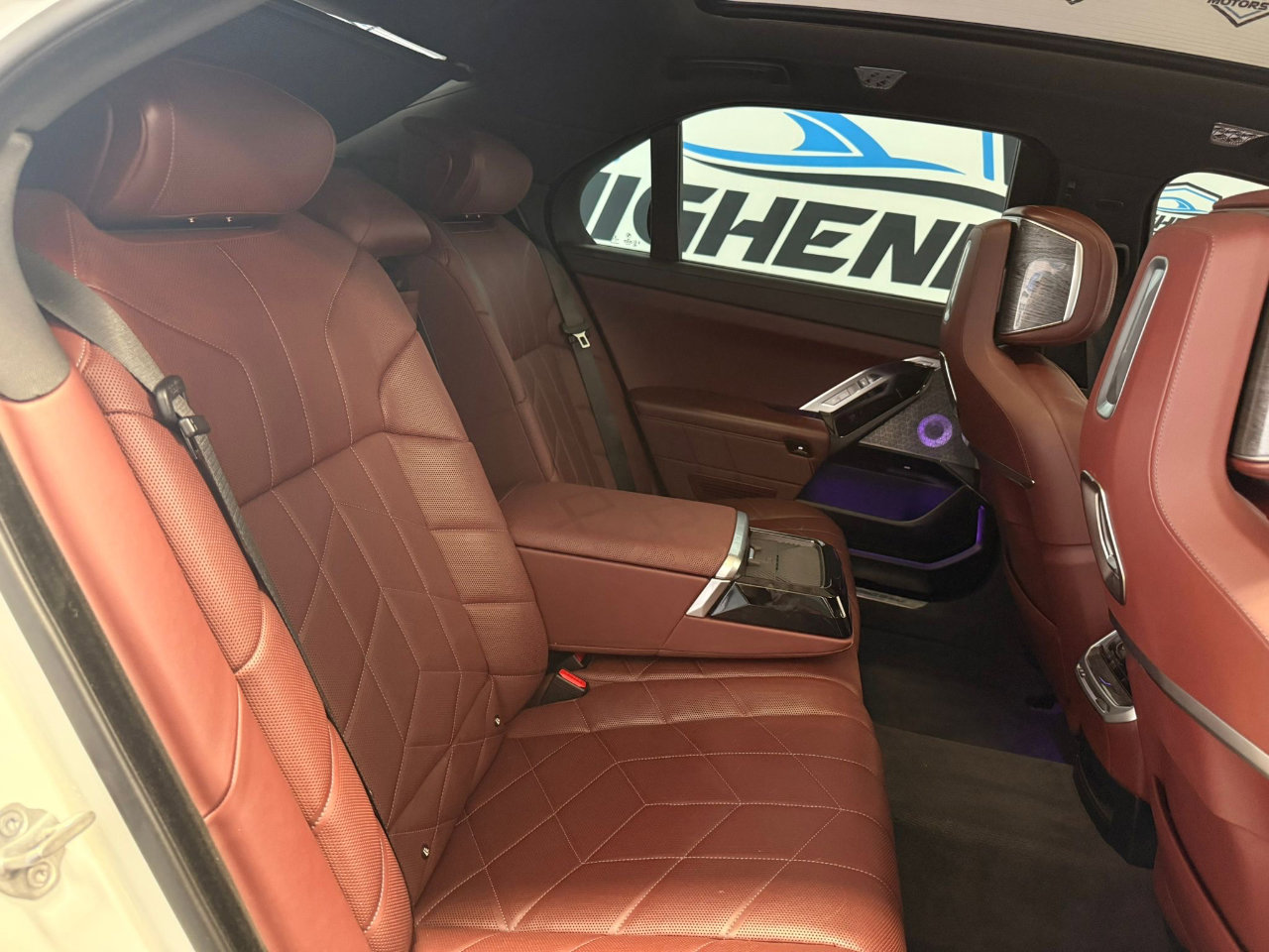 Used 2023 BMW 760i xDrive w/ Executive Package image 32