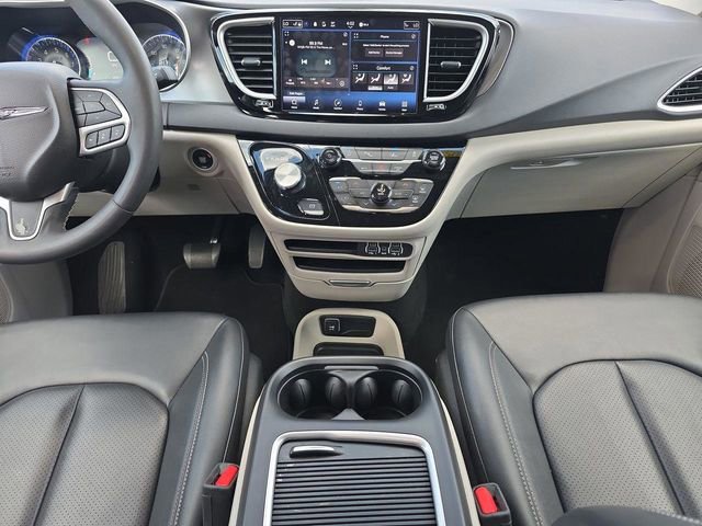Certified 2024 Chrysler Pacifica Touring-L image 18