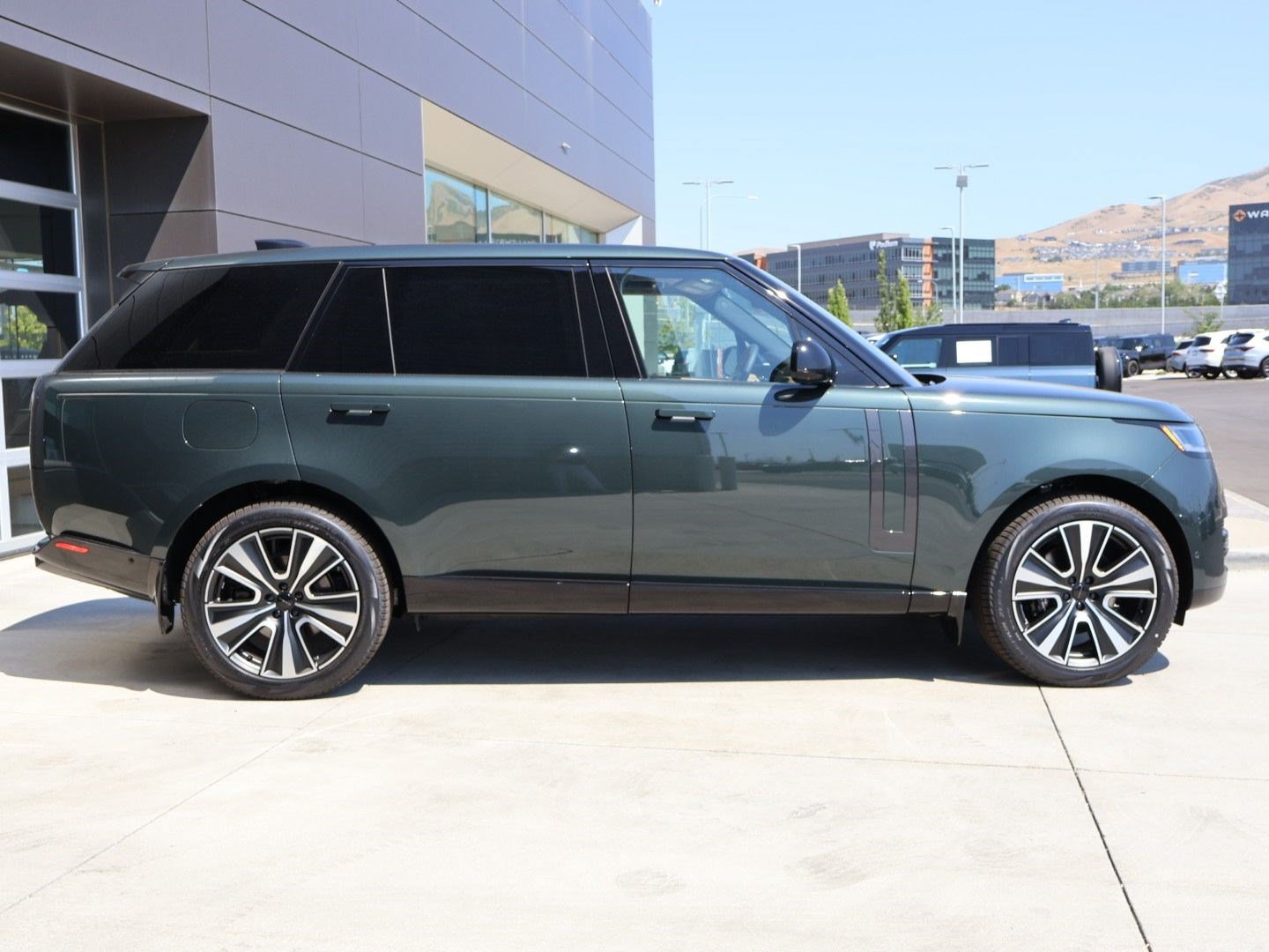 New 2026 Land Rover Range Rover Long Wheelbase SE AWD/4WD image 4