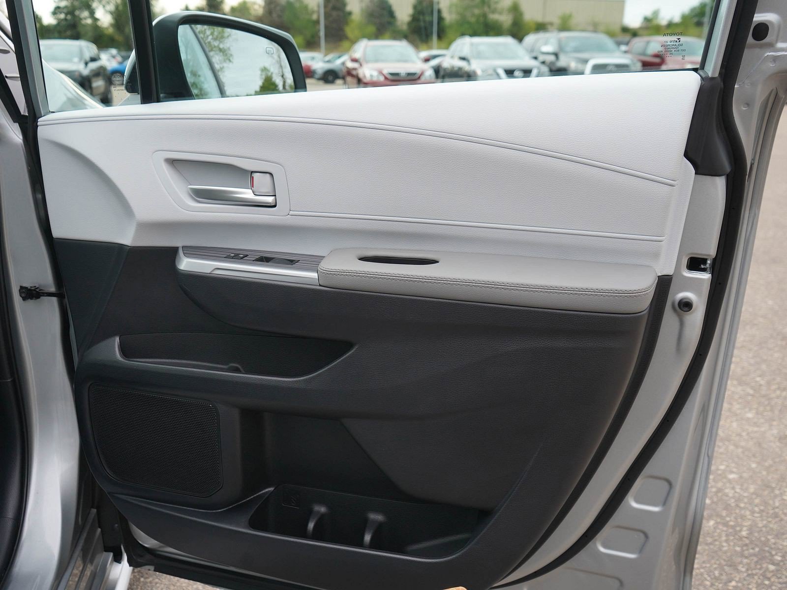 Used 2025 Toyota Sienna XLE w/ XLE Plus Package AWD/4WD image 9