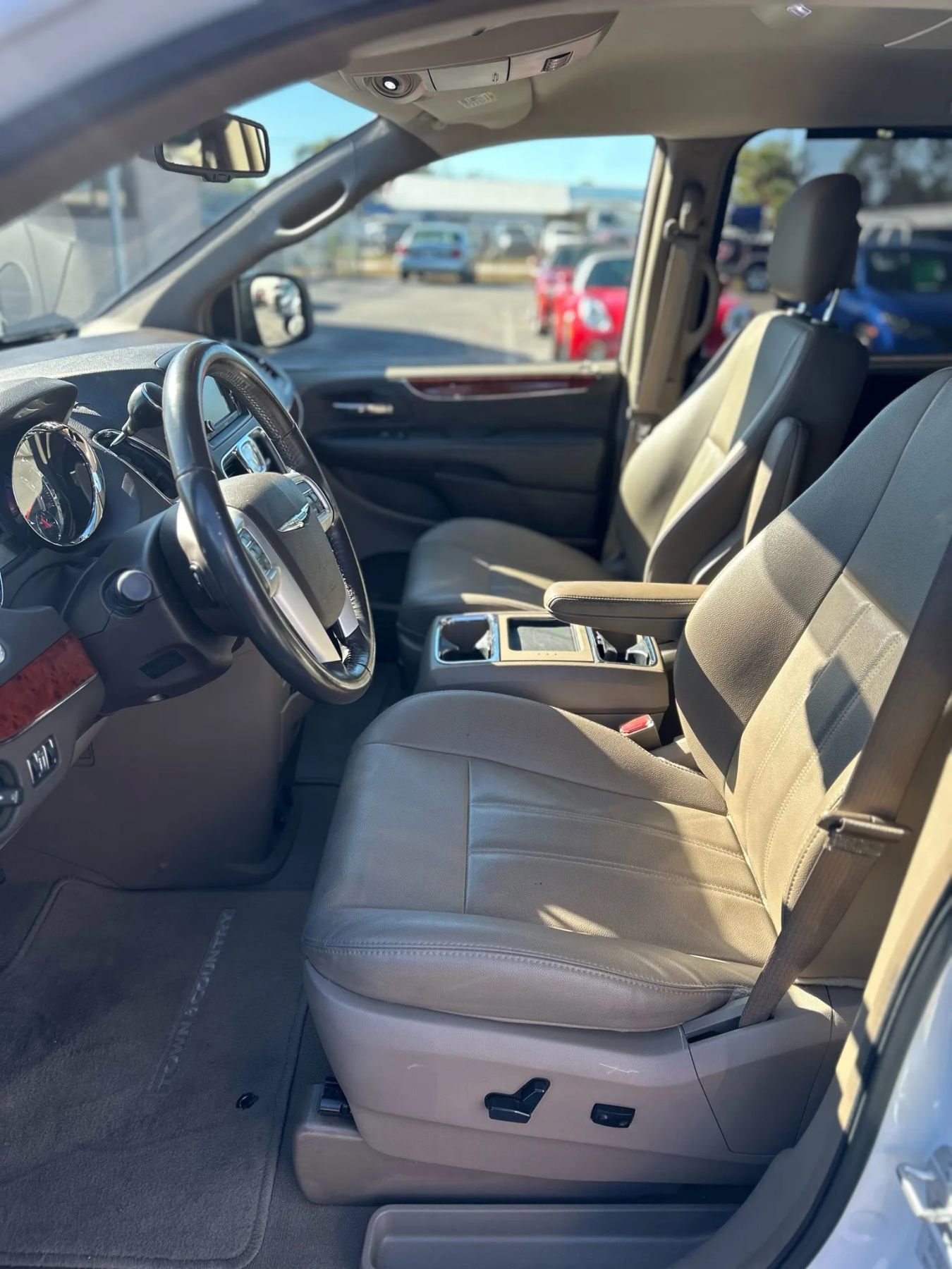 Used 2016 Chrysler Town & Country Touring image 21