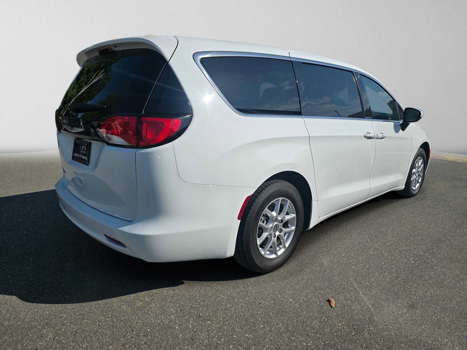 Used 2023 Chrysler Voyager LX FWD image 3