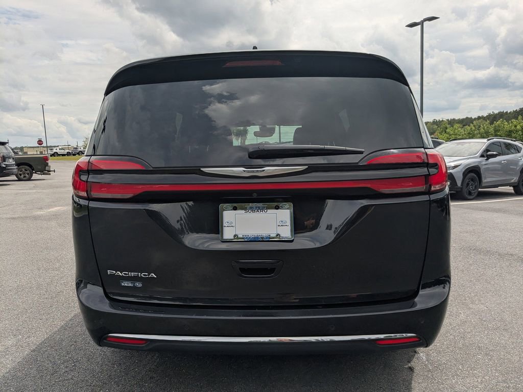 Used 2023 Chrysler Pacifica Touring-L FWD image 5