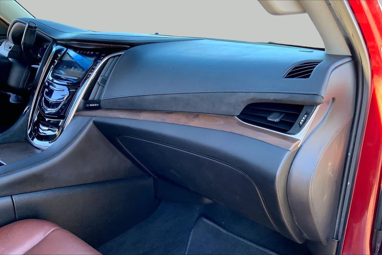 Used 2018 Cadillac Escalade ESV Premium Luxury w/ LPO, Radiant Package AWD/4WD image 17