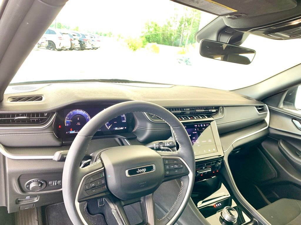 Used 2025 Jeep Grand Cherokee L Laredo w/ Luxury Tech Group I RWD image 11