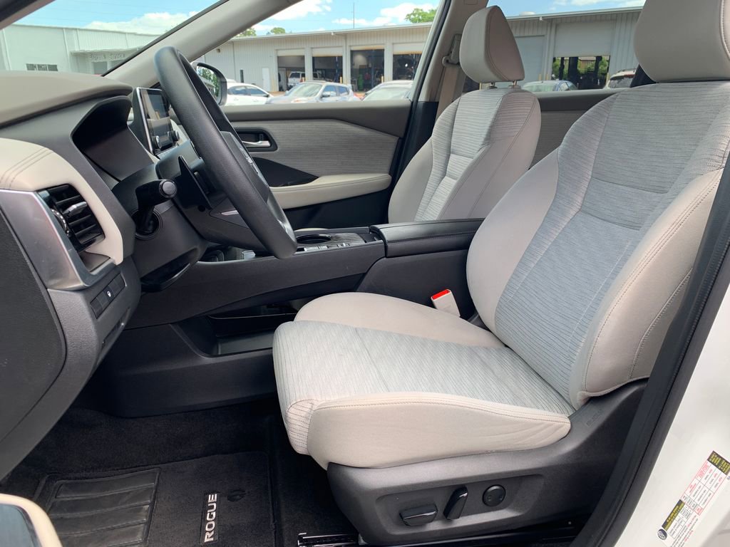 Used 2022 Nissan Rogue SV FWD image 11