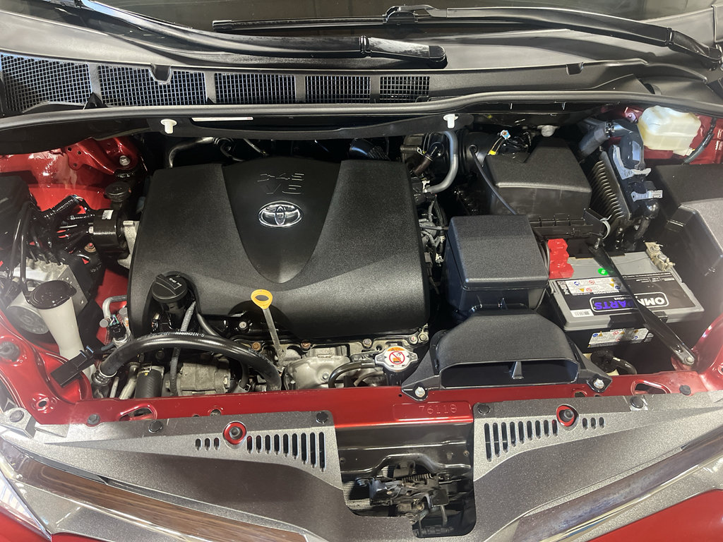 Used 2020 Toyota Sienna XLE Premium w/ Carpet Mat Package FWD image 27