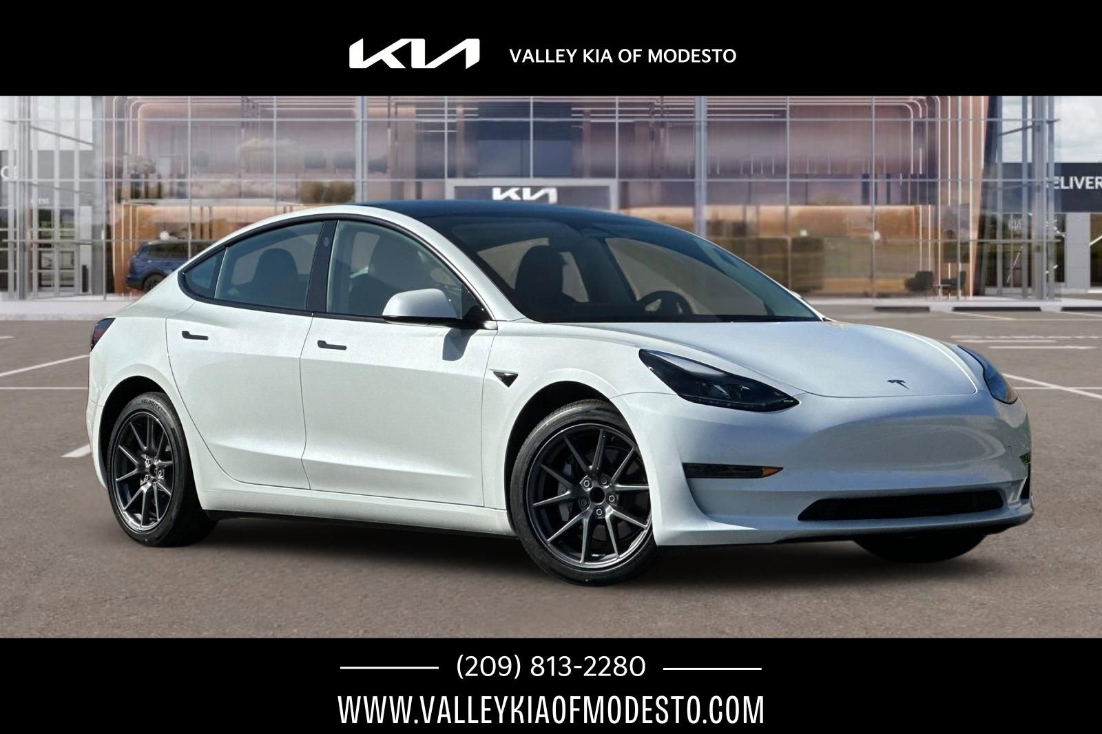 Used 2023 Tesla Model 3 Standard Range image 1