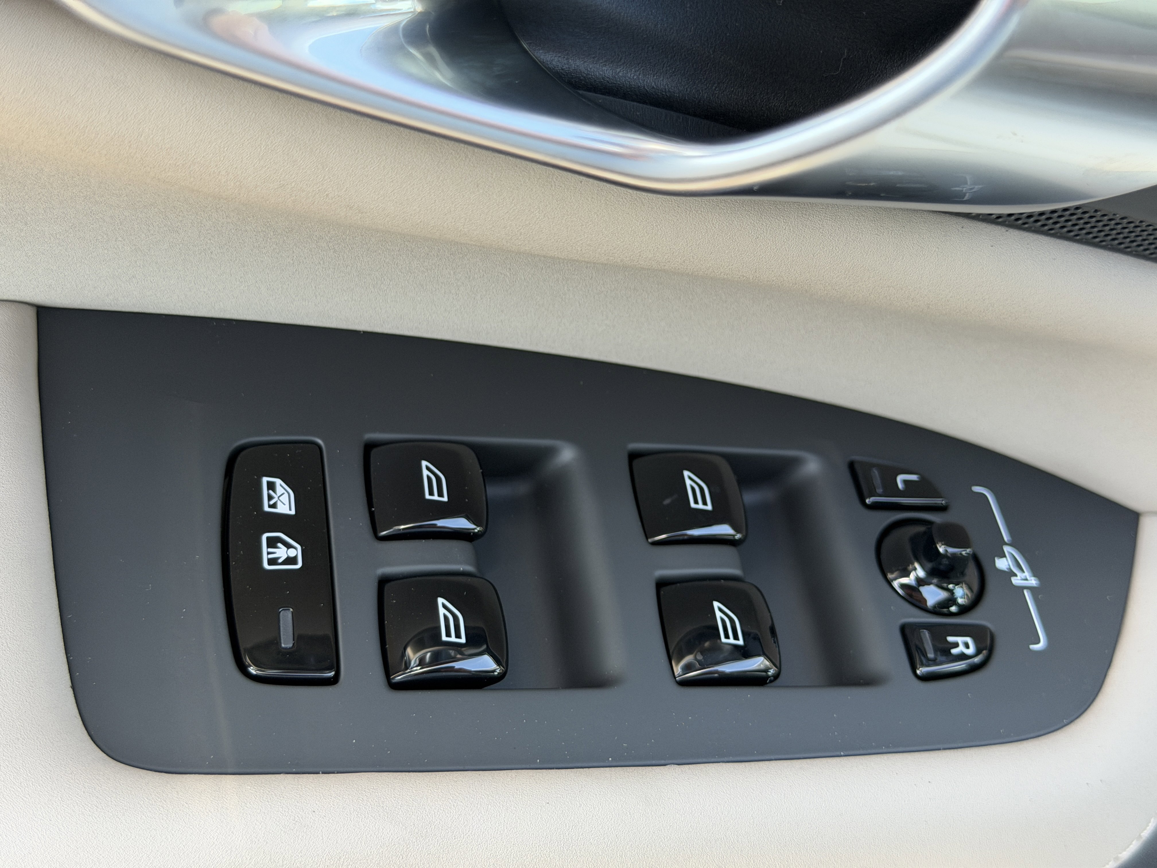 New 2026 Volvo XC90 B5 Core w/ Protection Package image 15