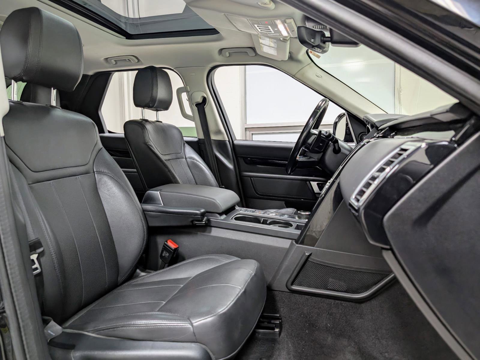 Used 2019 Land Rover Discovery SE AWD/4WD image 29