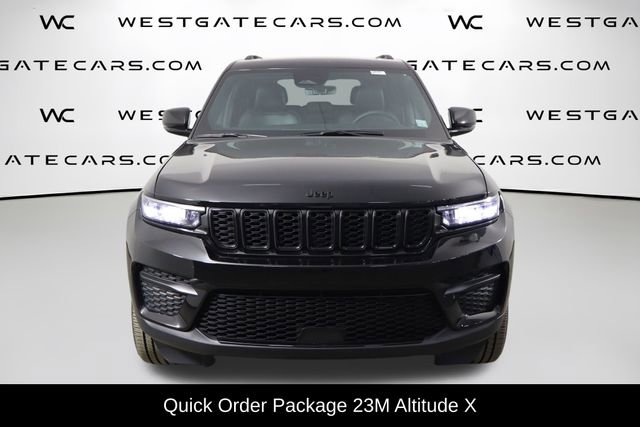 Used 2025 Jeep Grand Cherokee Altitude AWD/4WD image 2