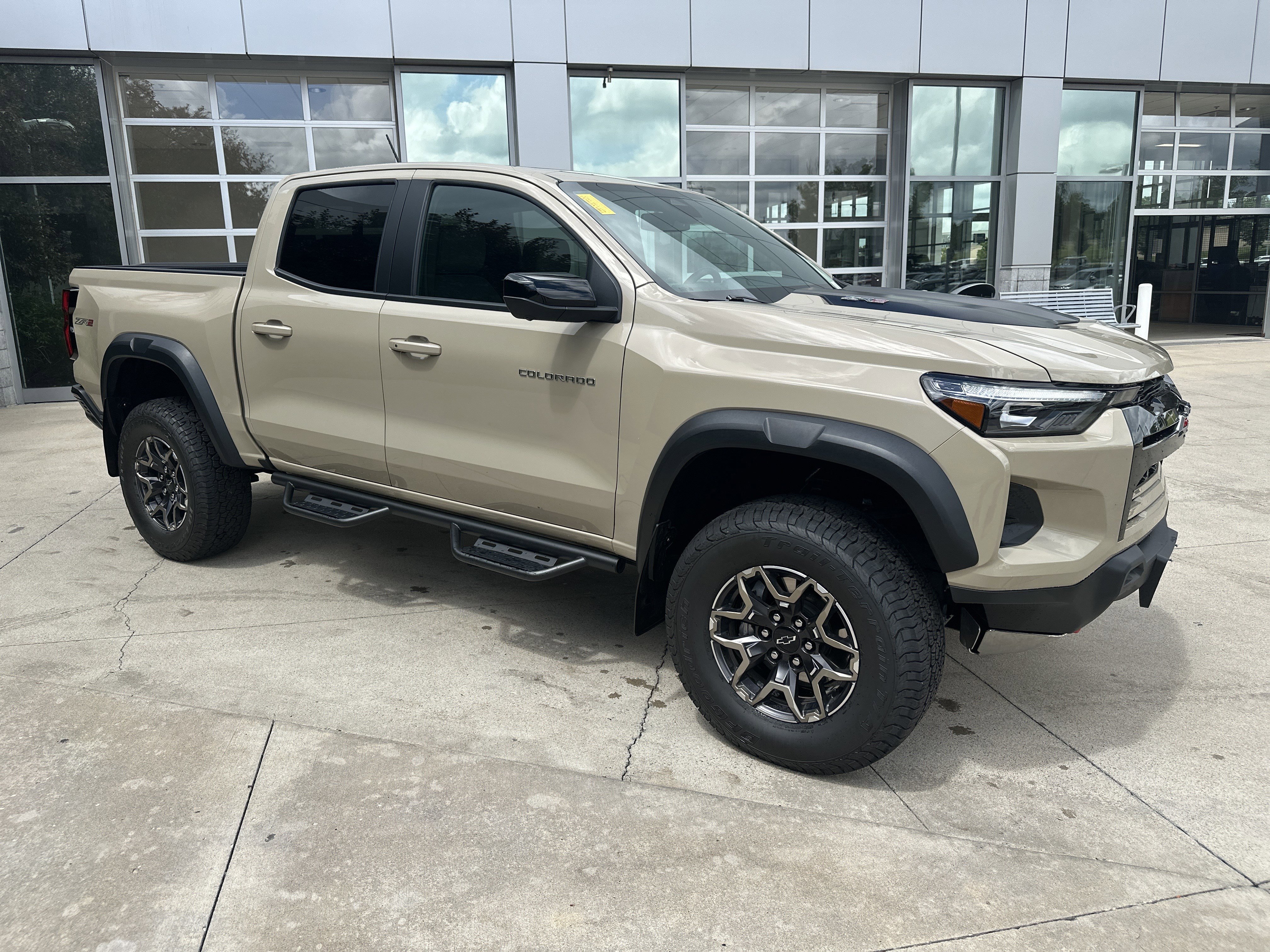 Used 2024 Chevrolet Colorado ZR2 w/ Technology Package AWD/4WD image 2