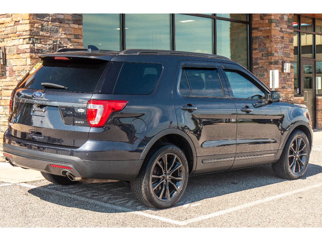 Used 2017 Ford Explorer XLT w/ Equipment Group 202A AWD/4WD image 3