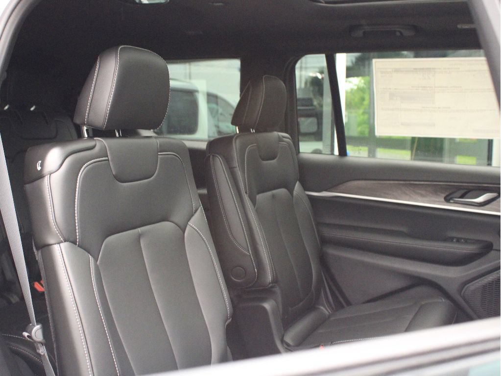 New 2026 Jeep Grand Cherokee L Limited w/ Limited Altitude Package AWD/4WD image 30