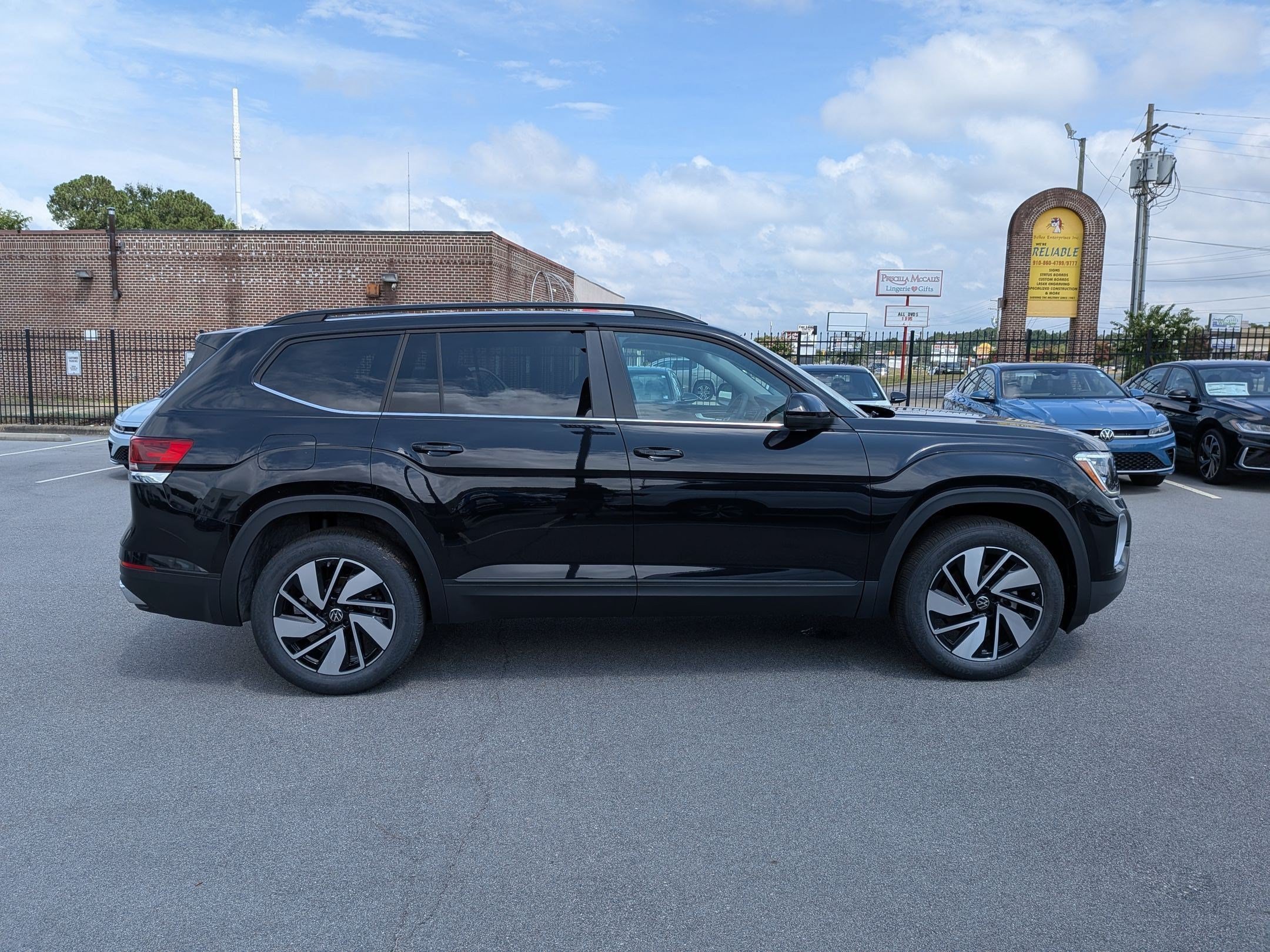 New 2026 Volkswagen Atlas SE FWD image 2