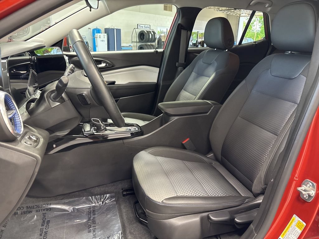 Used 2024 Chevrolet Trax LT w/ Driver Confidence Package FWD image 9