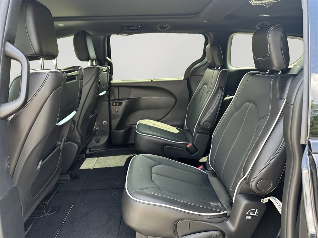 New 2026 Chrysler Pacifica Limited w/ Uconnect Theater Family Group image 15