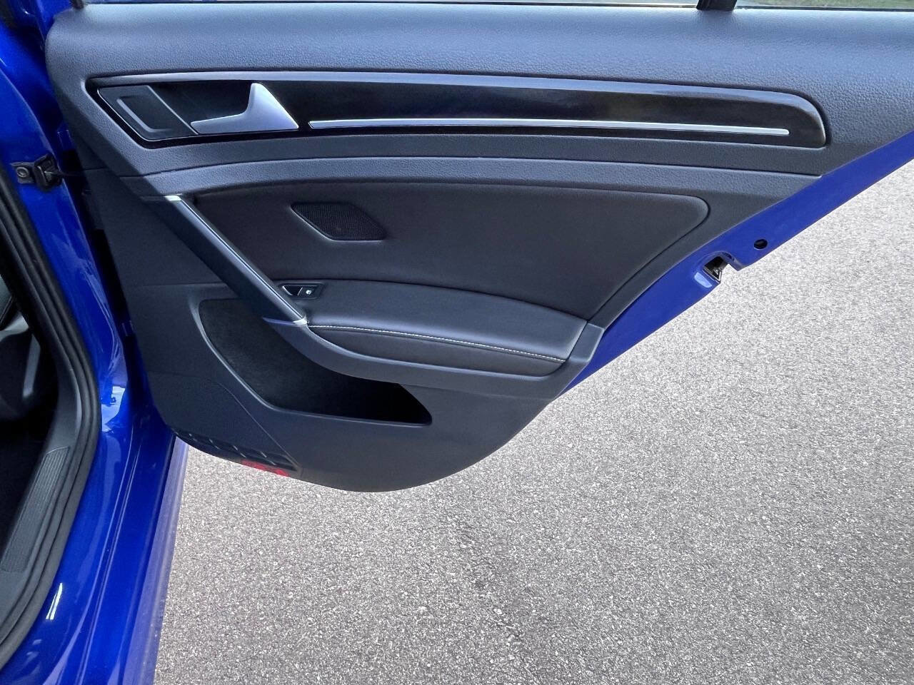 Used 2017 Volkswagen Golf R 4-Door image 39