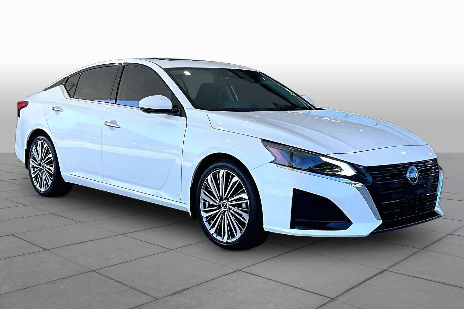 Used 2025 Nissan Altima 2.5 SL FWD image 2