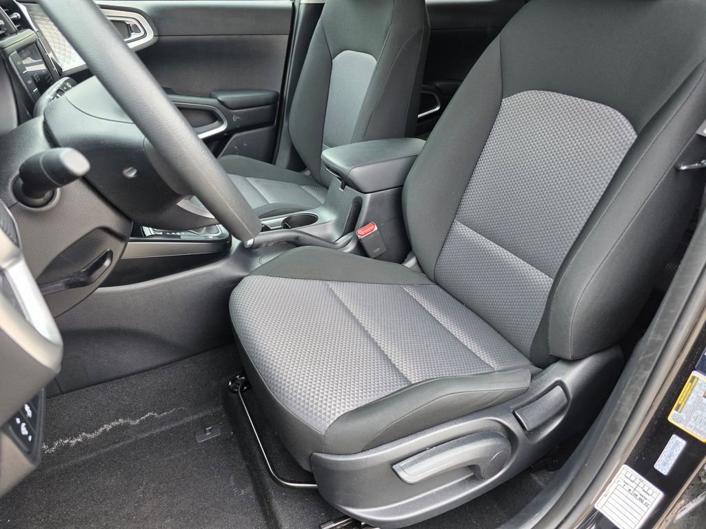 Used 2025 Kia Soul LX FWD image 18