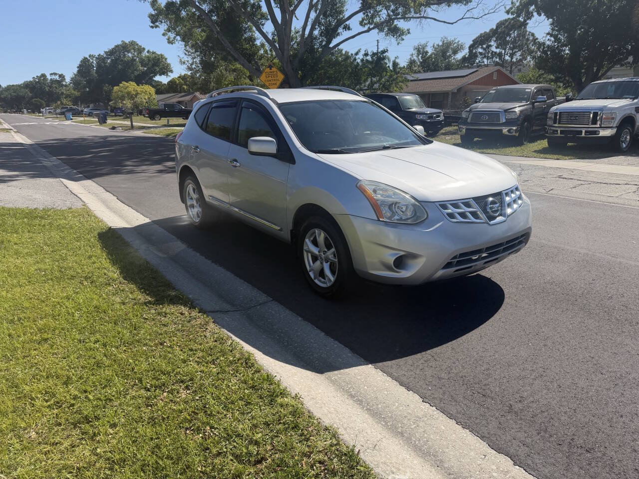 Used 2011 Nissan Rogue SV FWD image 2