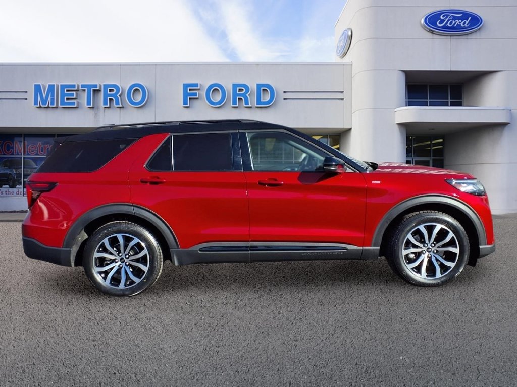 Certified 2025 Ford Explorer ST-Line w/ Premium Package RWD image 2