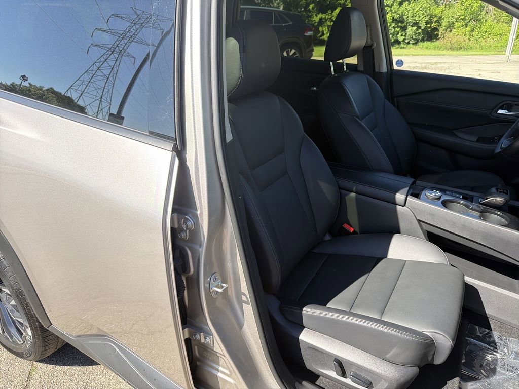 Certified 2025 Nissan Rogue SL w/ Tech Package AWD/4WD image 18