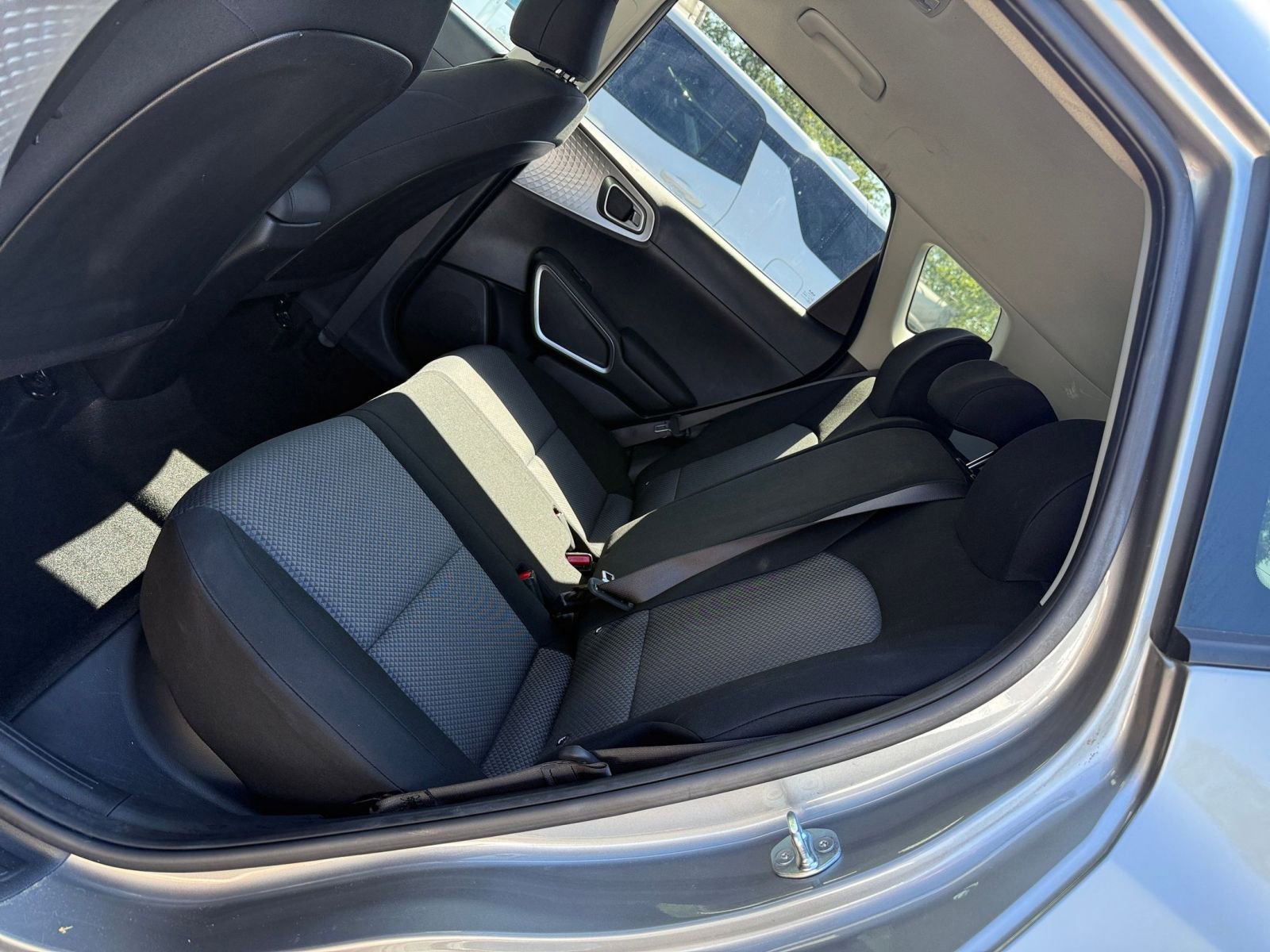 Used 2025 Kia Soul LX w/ LX Technology Package FWD image 34