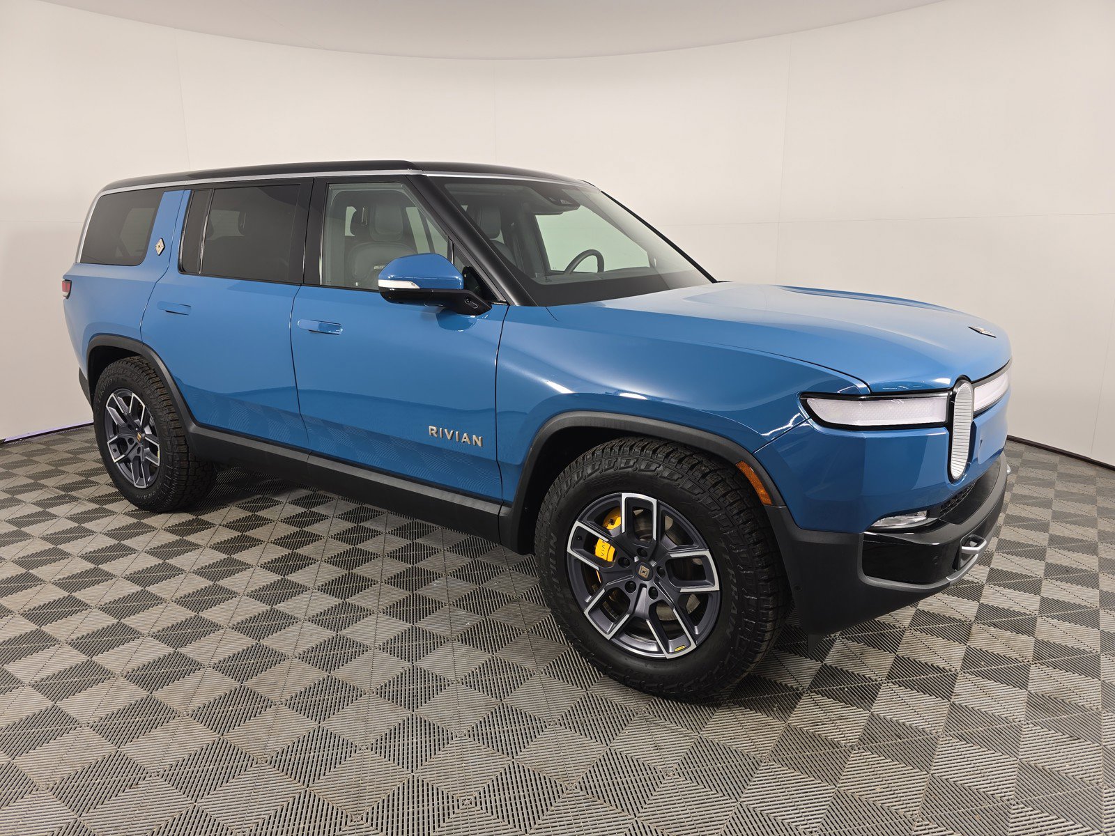 Used 2023 Rivian R1S Adventure AWD/4WD image 7