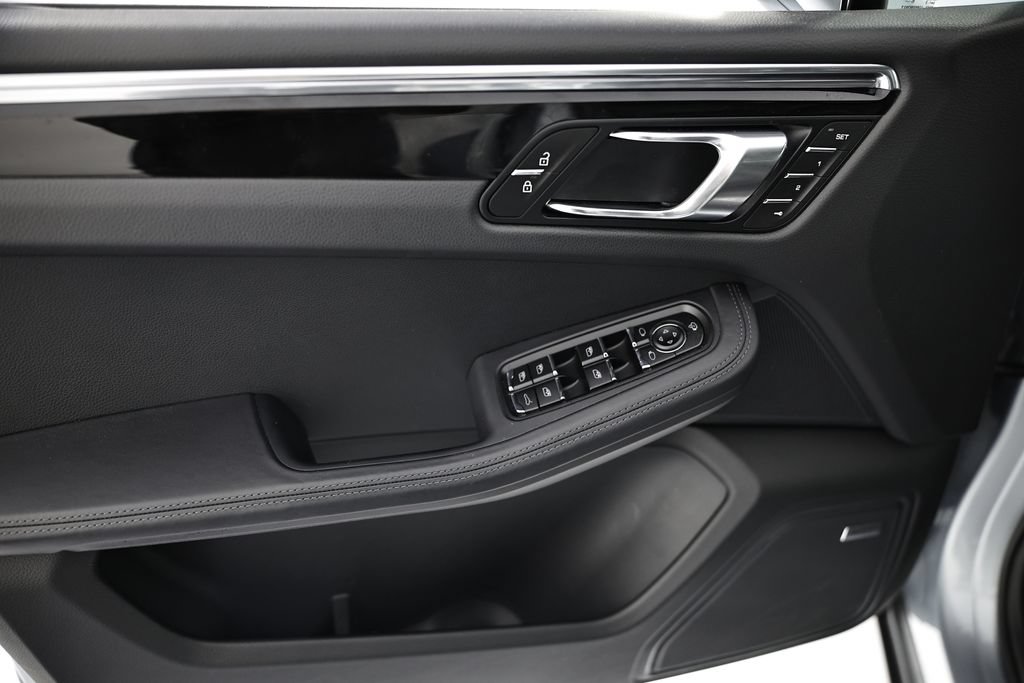 Certified 2026 Porsche Macan AWD/4WD image 19