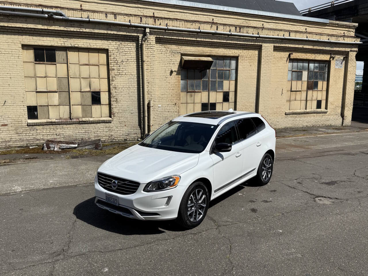 Used 2017 Volvo XC60 T6 Dynamic w/ Preferred Option Package AWD/4WD image 18