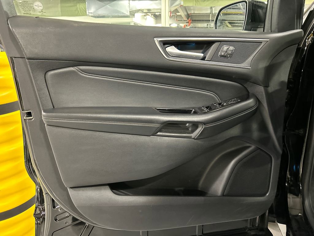 Used 2018 Ford Edge Titanium w/ Equipment Group 301A image 9