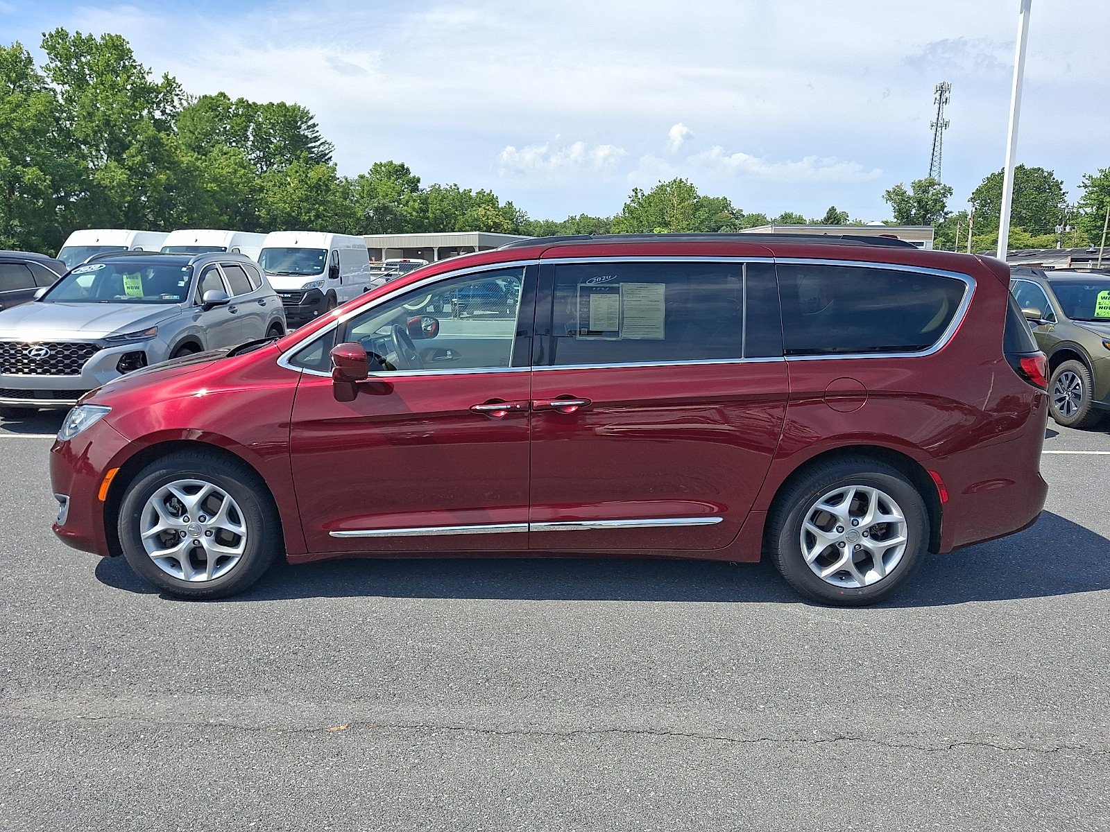 Used 2017 Chrysler Pacifica Touring-L w/ Tire & Wheel Group FWD image 7