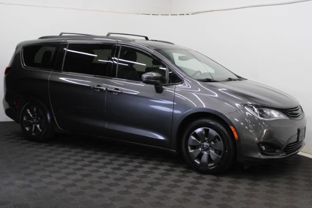 Used 2019 Chrysler Pacifica Touring-L w/ S Appearance Package FWD image 3