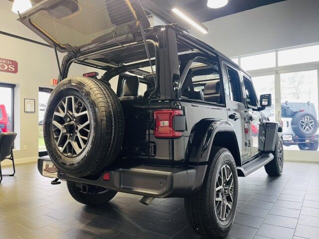Used 2024 Jeep Wrangler Sahara w/ Technology Group AWD/4WD image 4
