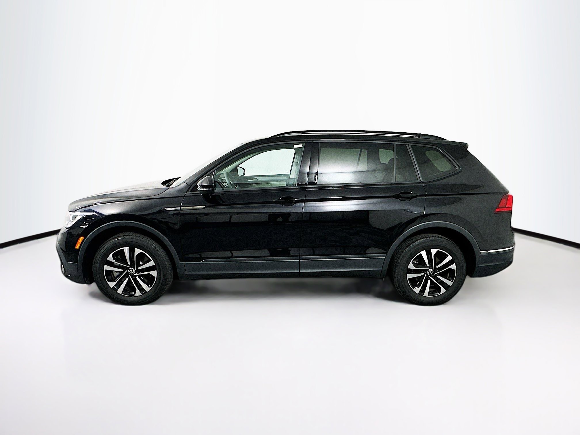 Used 2022 Volkswagen Tiguan S FWD image 4