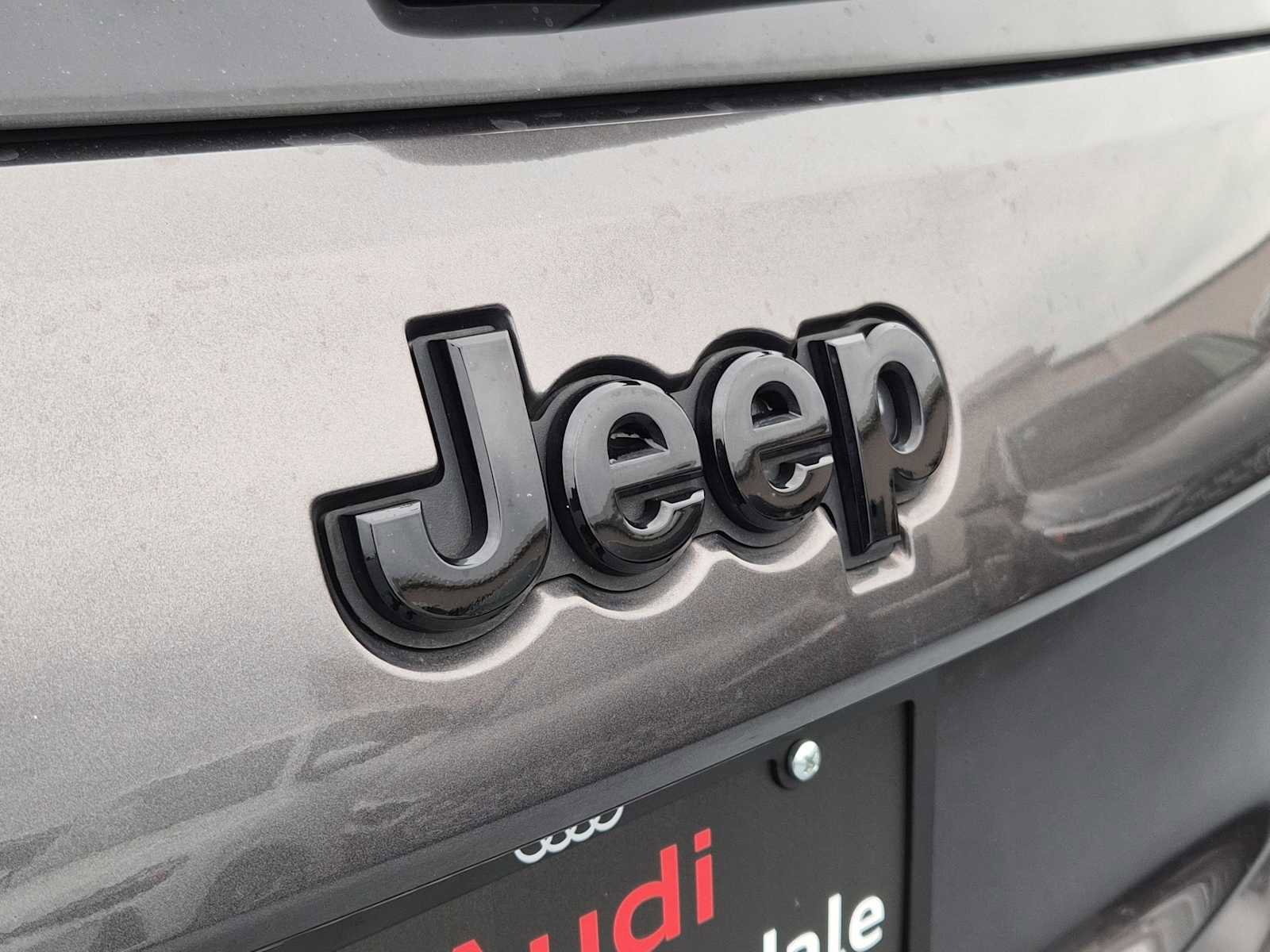 Used 2019 Jeep Grand Cherokee Altitude image 10