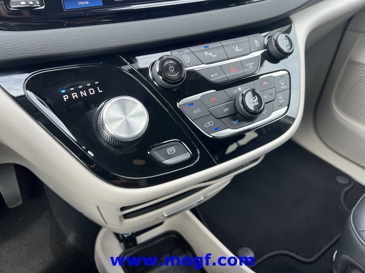 Used 2024 Chrysler Pacifica Touring-L FWD image 10