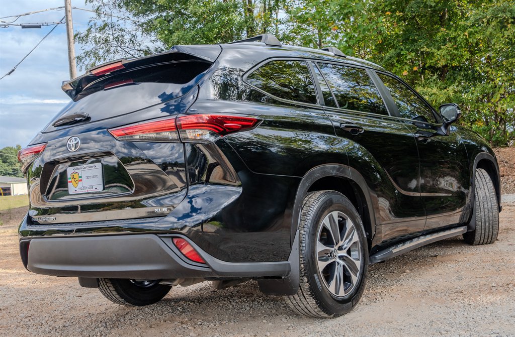 Used 2023 Toyota Highlander XLE FWD image 12