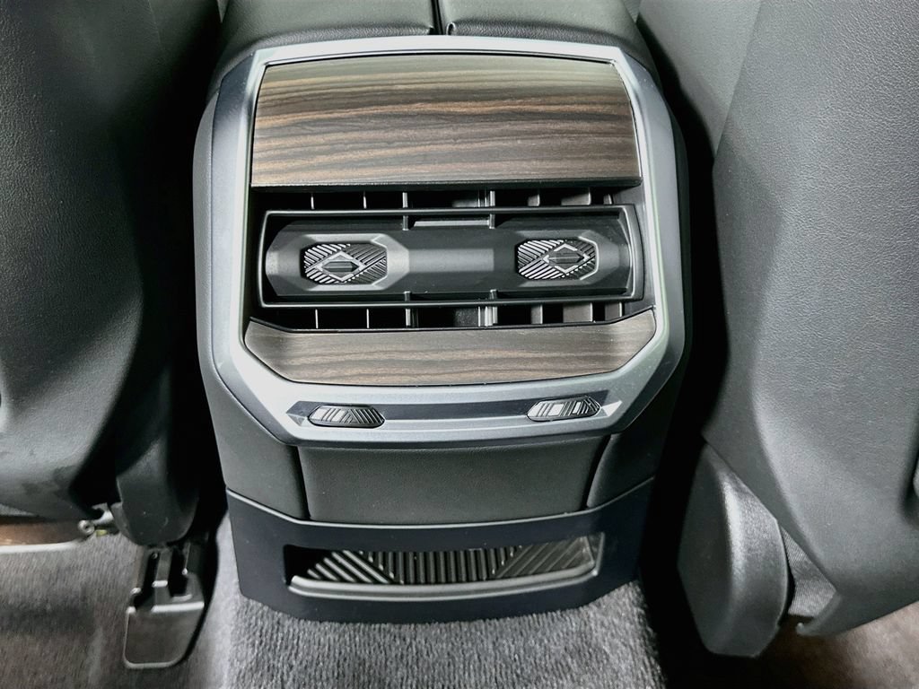 Certified 2025 BMW 740i w/ Premium Package RWD image 25