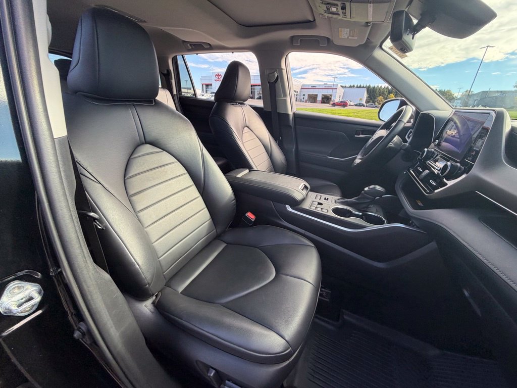 Used 2023 Toyota Highlander XLE AWD/4WD image 36