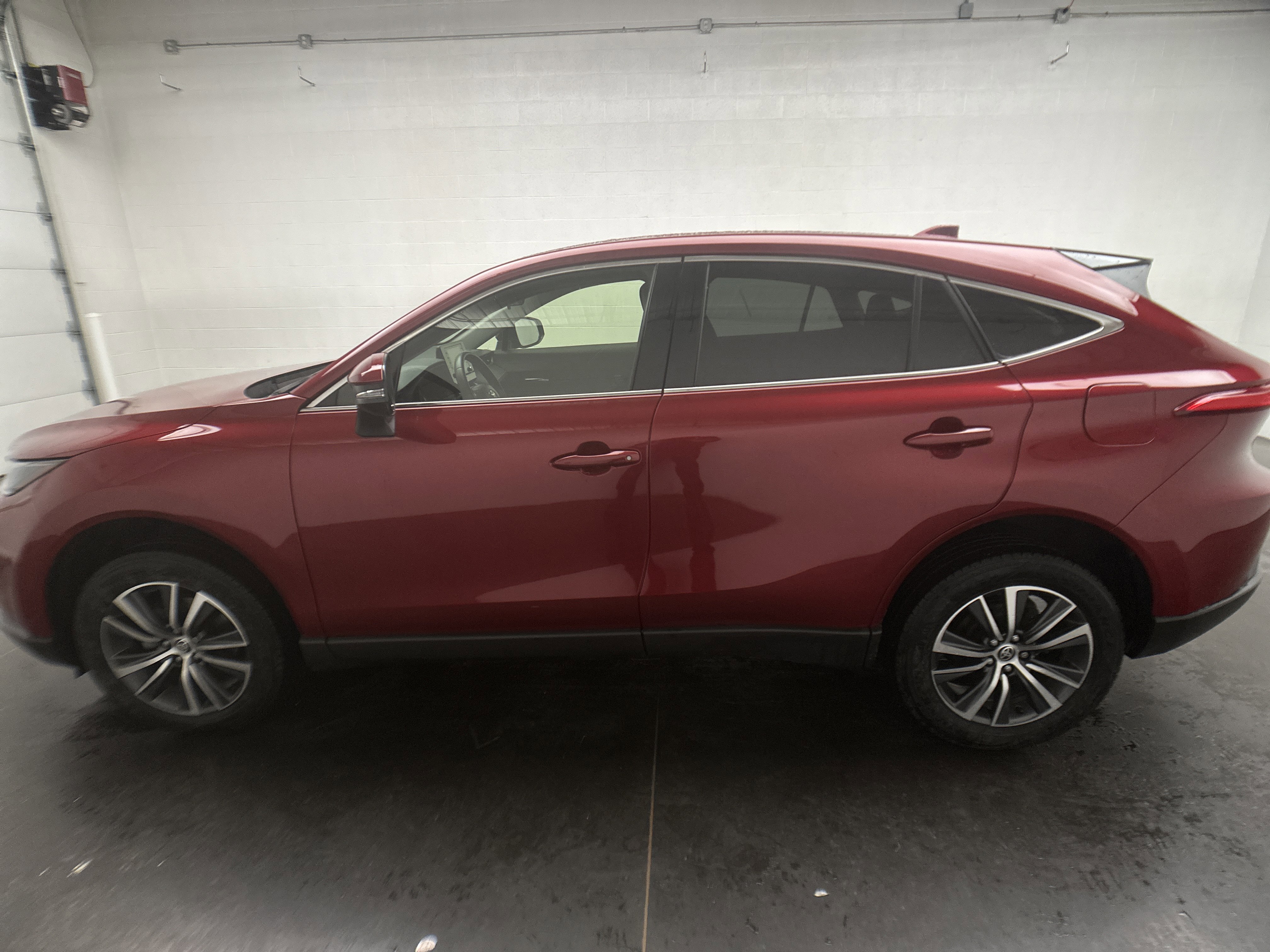 Used 2022 Toyota Venza LE image 6