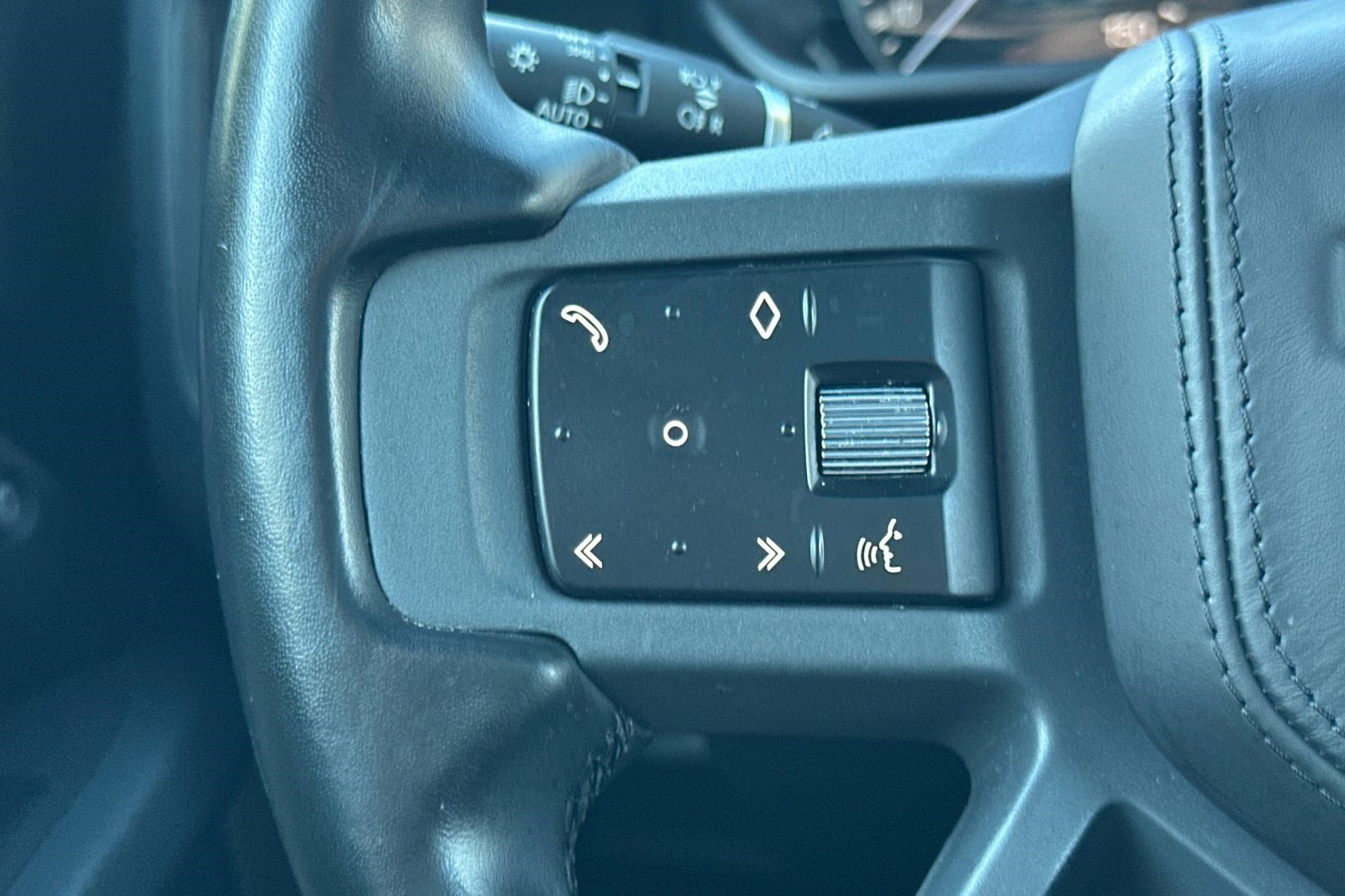 Used 2023 Land Rover Defender 130 X-Dynamic SE image 30