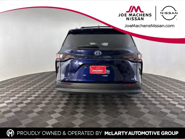 Used 2025 Toyota Sienna LE image 7