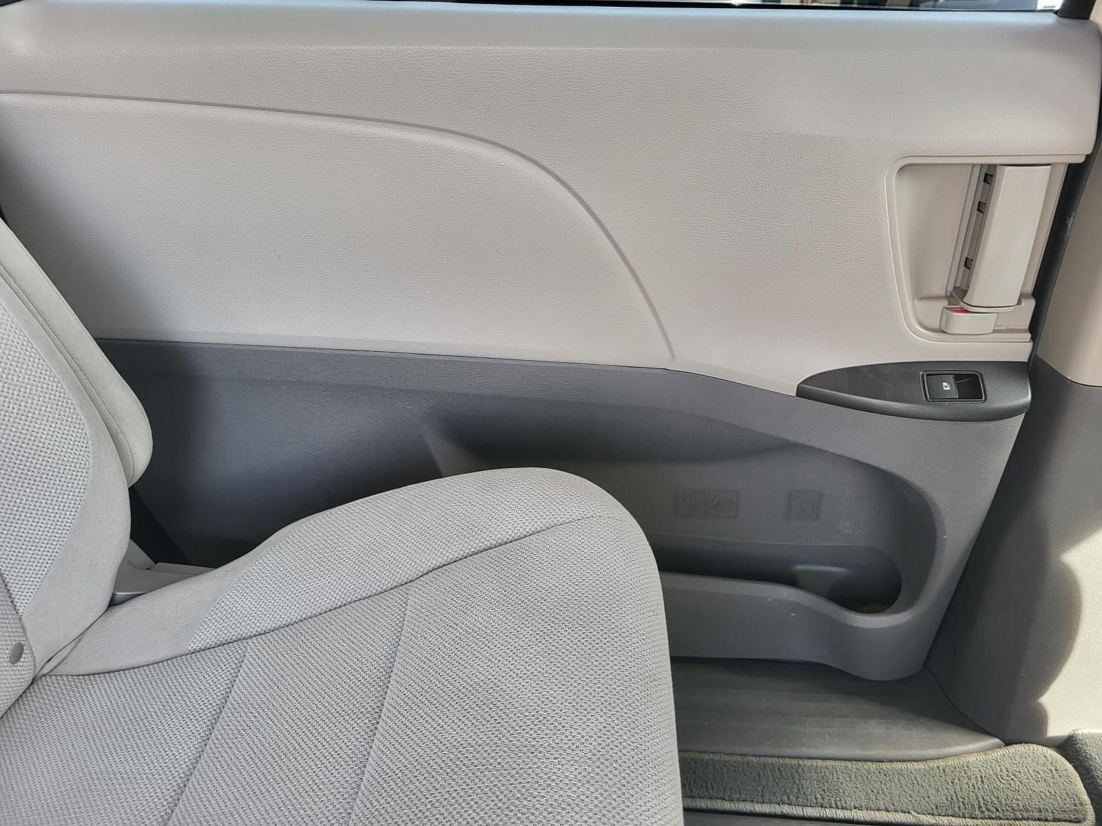 Used 2020 Toyota Sienna L image 9