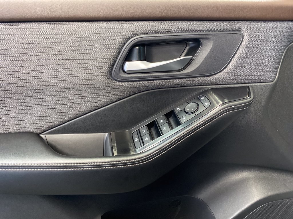 Used 2023 Nissan Rogue SV AWD/4WD image 12