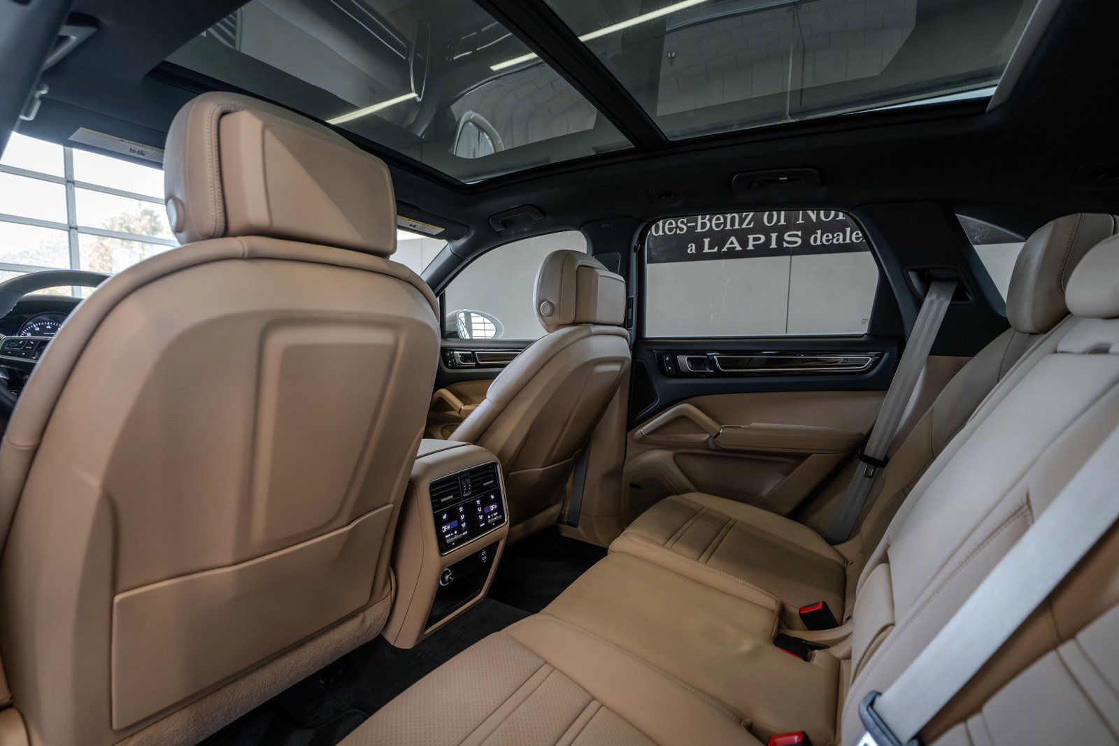 Used 2023 Porsche Cayenne Platinum Edition image 24