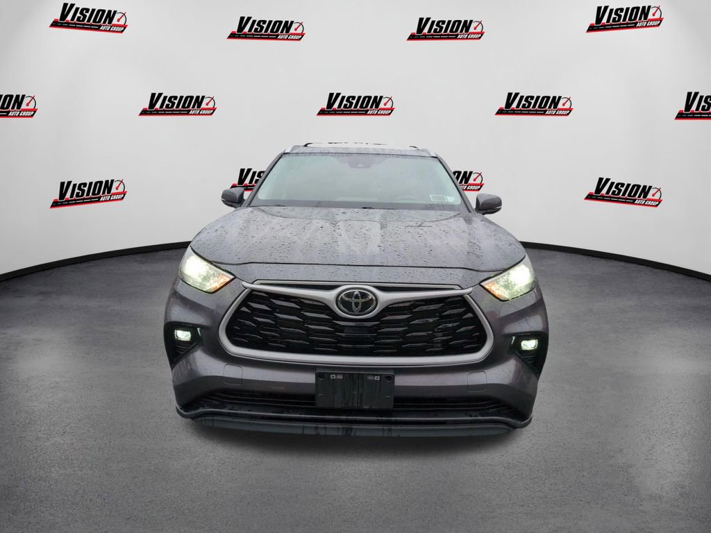 Used 2024 Toyota Highlander XLE image 2